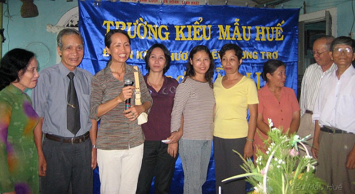 19_K8_voi_Thay_Co.jpg - Chụp hình lưu niệm cựu hoc sinh khóa 8 và thầy cô