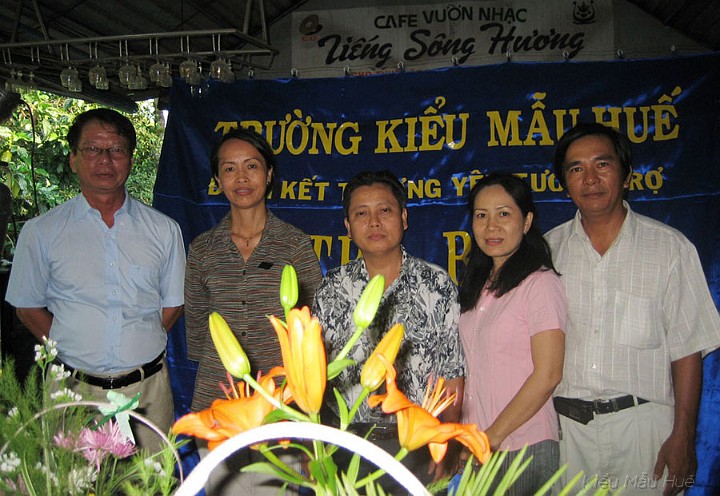 20_Ban_van_dong_tu_thien.jpg - Các cựu học sinh KMH thiện nguyện trong ban vận động sinh hoạt từ thiện