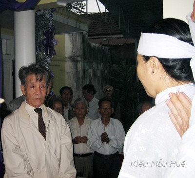 H3_Dai_dien_GS_chia_buon.jpg - Thầy Lê văn Cơ chia buồn