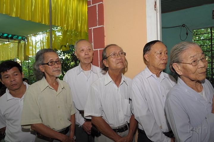 DSC_3218_resize.jpg - Lúc 17.30 chiều nay 19.6.2013 tại đàn tang cố giáo sư, gia đình, thân bằng quyến thuộc, lối xóm, chừng 80 cựu giáo sư, nhân viên và học sinh có mặt để được nhìn Thầy lần cuối.