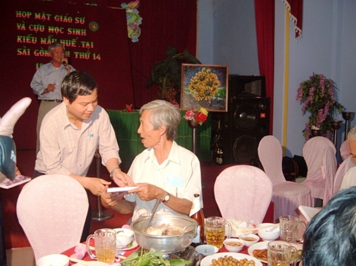 TangSach.jpg - Anh Bảo tặng cuốn Tự Điển cho quý Thầy