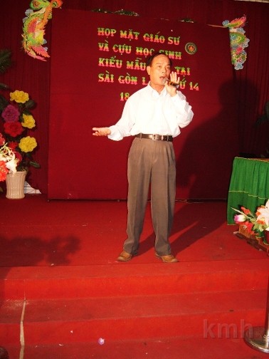 ThayHanh.jpg - Thầy Hạnh hát bài Happy New Year