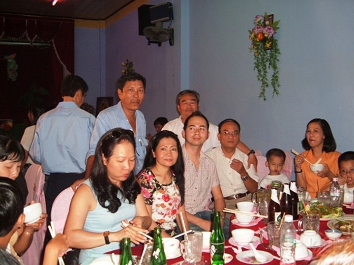 chiKhoi.jpg - Đứng từ trái: Trương quang Huế K2,  Hồ vănBó từ Dalat vềNgồi từ trái: Ngọc Liễn K4, Lan và Mark (vợ và con Khôi K2) từ Mỹ về, Cu Lụt K4 ,vợ và 2 con