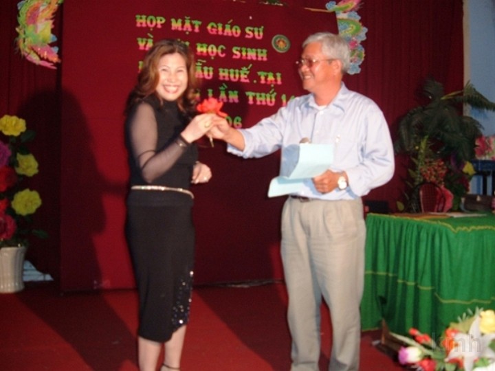 tanghoa.jpg - Em Dung K7 tặng hoa cho anh cả Lương K1A khi anh đọc 1 bài thơ viết cho một người bạn KMH xưa