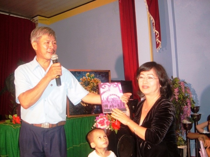tudien.jpg - Chị Nguyễn văn Dũng đã đấu giá được cuốn Tự Điển