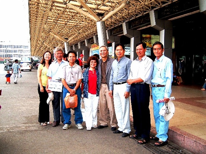 Don_Thay_HT.jpg - Túy, Trí, Hoạt, cô Thầy Long, anh Định, anh Uynh, anh Dũng