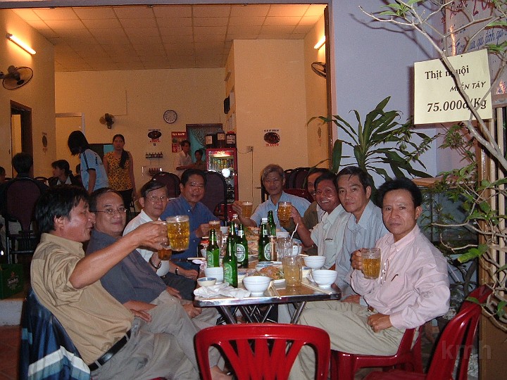 Thay_Bang_gap_HS.jpg - Hậu K1A, Thành K4, thầy Bằng, Định K1A, Trí K6, Phúc K1A, Chính, Dũng K1A, Hoạt K4