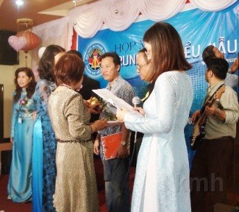 Cai_hoa_chuc_mung_anh_Khoi.jpg -                                