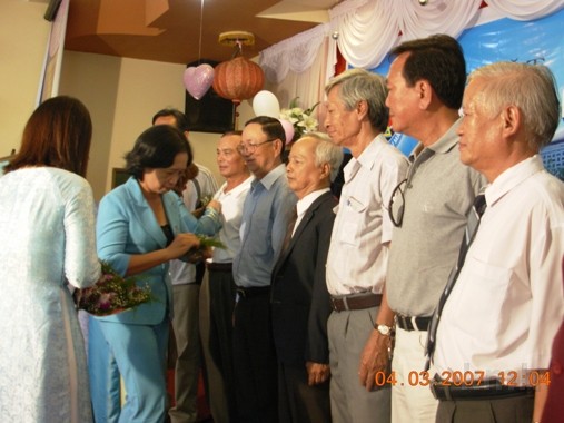 Gan_hoa_chuc_mung_quy_Thay.jpg -           