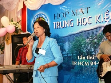 Hoang_Dung_voi_tiet_muc_Van_Nghe.jpg