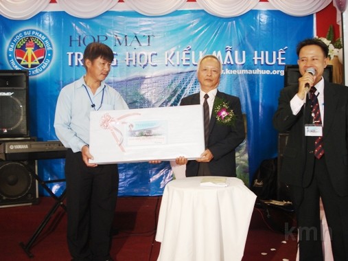 Tang_qua_chuc_Tho_Thay.jpg -                                