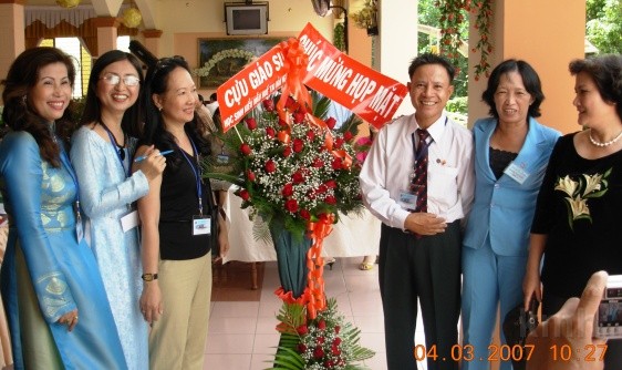 don_hoa_cua_HN_goi_chuc_mung.jpg -           