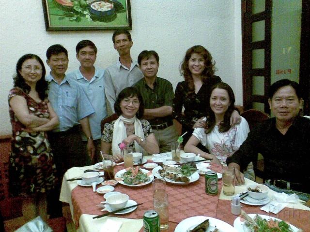 Picture090.jpg - Ai nom cũng xinh nhỉ ?Đứng: Ngọc Túy K6, Huỳnh Hữu Trí K6, Dũng K1A, .., Hồ Hoạt K4, Mai Dung K7. Ngồi: cô Vĩnh Tiên Thanh Huế, Hoài Hương K7, Kim Định K1A
