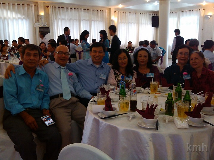 IMG_112559_LP.jpg - Từ trái:  Bạn bè K3  Tôn Thất Bính, Lê Phước, vợ chồng Khắc Dũng và Thu Sương, Tâm,  Như Miên , Lê Thị Hẹ