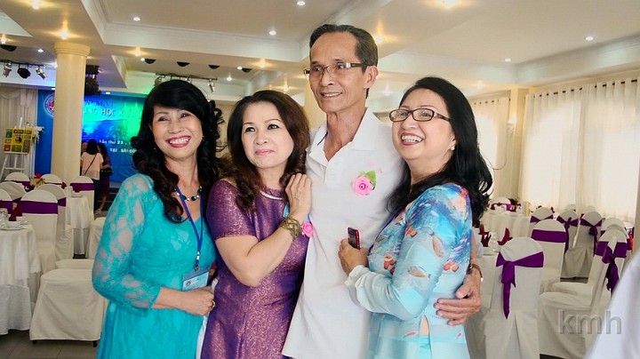 KmhSgXuan2015-Video07e_resize.jpg - Từ trái: K7 Mai Dung, K4 Huệ, thầy Mai Duy Trung, K6 Ngọc Túy