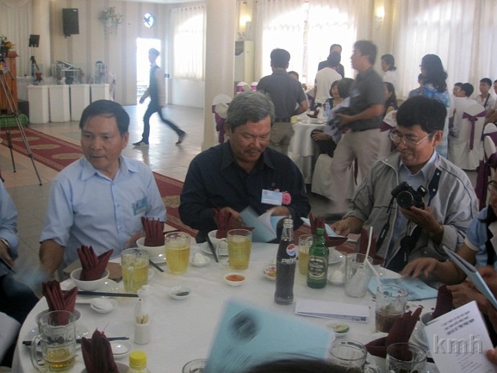 KmhSgXuan2015_MDh03.jpg - Bạn bè K7:  Hòa, Dân, Hinh