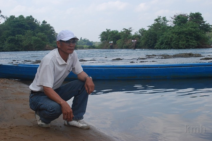 DSC_7343.jpg - Ngô văn Đê K7 và thuyên độc mộc giữa Bản Đôn